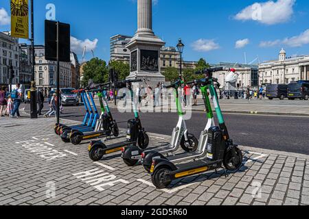 TRAFALGAR SQUARE LONDRES 11 AOÛT 2021. Une aire de stationnement réservée aux e-trottinettes, en face de Trafalgar Square. Un programme de location de scooter électronique a été lancé le 7 juin, qui fonctionne pour une période initiale de 12 mois dans certains quartiers de Londres avec des règlements pour louer un trajet par les membres du public bien que privé e scooters, , rester illégal sur les routes et les trottoirs publics même s'ils sont populaires auprès du public. Credit amer ghazzal/Alamy Live News Banque D'Images