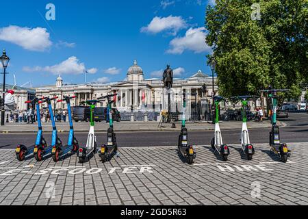 TRAFALGAR SQUARE LONDRES 11 AOÛT 2021. Une aire de stationnement réservée aux e-trottinettes, en face de Trafalgar Square. Un programme de location de scooter électronique a été lancé le 7 juin, qui fonctionne pour une période initiale de 12 mois dans certains quartiers de Londres avec des règlements pour louer un trajet par les membres du public bien que privé e scooters, , rester illégal sur les routes et les trottoirs publics même s'ils sont populaires auprès du public. Credit amer ghazzal/Alamy Live News Banque D'Images