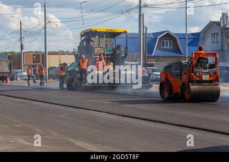 Tula, Russie - 16 mai 2021 : procédé d'asphaltage, machine à finisseur et deux rouleaux routiers pendant les travaux de construction de routes, travaillant sur la nouvelle route Banque D'Images