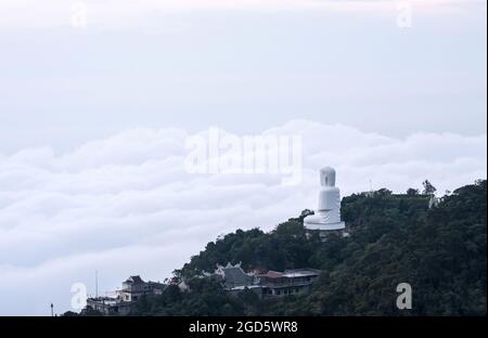Bana Hills, Danang Vietnam - 22 mai 2018 : statue de Bouddha dans la pagode de Linh Ung sur la montagne de Bana Hills, Danang Vietnam. Banque D'Images