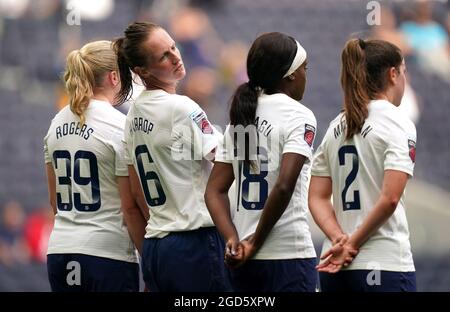 Le Kerys Harrop de Tottenham Hotspur (2e à gauche) trie le mur défensif lors du match de la série Mind au stade Tottenham Hotspur, Londres. Date de la photo: Dimanche 8 août 2021. Banque D'Images