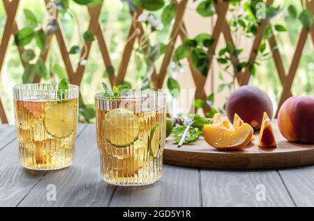 Mocktail d'été ou thé glacé à base de pêche, de lime et de menthe Banque D'Images