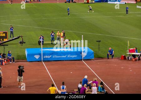 ROME, ITALIE - 10 JUIN 2010 : les athlètes effectuent un saut en hauteur lors des championnats d'athlétisme du Gala d'or de Rome 2010 au stade olympique de Rome, en Italie. Banque D'Images