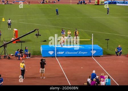 ROME, ITALIE - 10 JUIN 2010 : les athlètes effectuent un saut en hauteur lors des championnats d'athlétisme du Gala d'or de Rome 2010 au stade olympique de Rome, en Italie. Banque D'Images