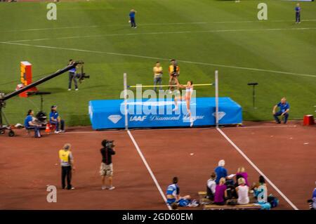 ROME, ITALIE - 10 JUIN 2010 : les athlètes effectuent un saut en hauteur lors des championnats d'athlétisme du Gala d'or de Rome 2010 au stade olympique de Rome, en Italie. Banque D'Images