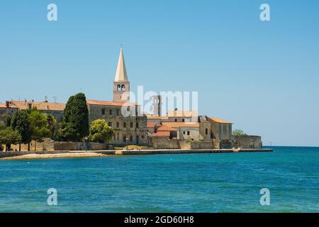 La ville côtière médiévale historique de Porec en Istrie, Croatie, vue de la rive juste au nord de la vieille ville Banque D'Images