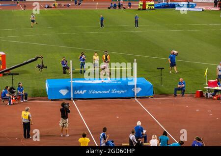 ROME, ITALIE - 10 JUIN 2010 : les athlètes effectuent un saut en hauteur lors des championnats d'athlétisme du Gala d'or de Rome 2010 au stade olympique de Rome, en Italie. Banque D'Images