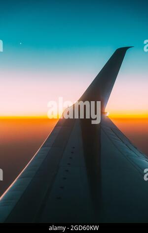 Fermer vue du logotype flydubai sur l'aile de l'avion. Avion à Sunset Sky. Vue depuis la fenêtre avion sur le vol en hauteur de l'avion. Voyages et Banque D'Images