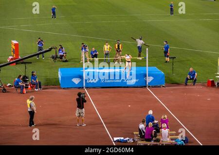 ROME, ITALIE - 10 JUIN 2010 : les athlètes effectuent un saut en hauteur lors des championnats d'athlétisme du Gala d'or de Rome 2010 au stade olympique de Rome, en Italie. Banque D'Images