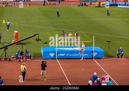 ROME, ITALIE - 10 JUIN 2010 : les athlètes effectuent un saut en hauteur lors des championnats d'athlétisme du Gala d'or de Rome 2010 au stade olympique de Rome, en Italie. Banque D'Images