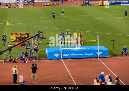 ROME, ITALIE - 10 JUIN 2010 : les athlètes effectuent un saut en hauteur lors des championnats d'athlétisme du Gala d'or de Rome 2010 au stade olympique de Rome, en Italie. Banque D'Images