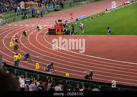 ROME, ITALIE - 10 JUIN 2010 : les athlètes effectuent 400 m de course lors des championnats d'athlétisme du Gala d'or de Rome 2010 au stade olympique de Rome, en Italie. Banque D'Images