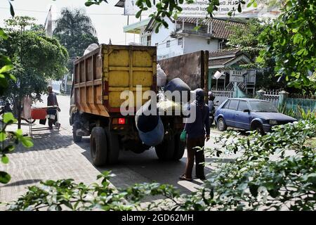 Bandung, Java-Ouest, Indonésie. Un poubelle est près d'un camion à ordures Banque D'Images