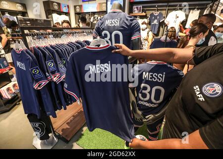 MESSI MANIA À PARIS, LES FANS QUEUE Banque D'Images