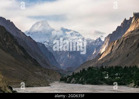 Vue sur la montagne de Masherbrum depuis la vallée de Hushe Banque D'Images