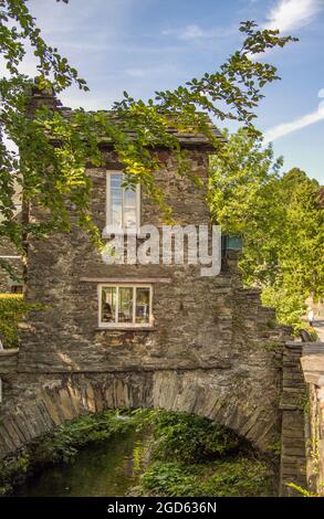 Maison de pont du XVIIe siècle à cheval stock Beck dans le village d'Ambleside Cumbria Angleterre Lake District National Park Ambleside, Angleterre. Banque D'Images