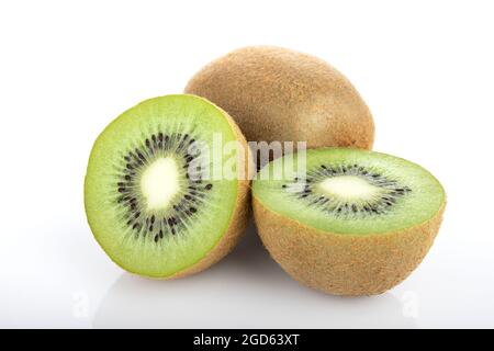 trancher kiwi. kiwi. Deux kiwis sur fond blanc Banque D'Images