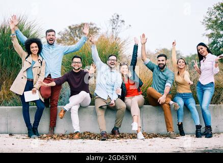 jeunes ayant plaisir heureux groupe amitié étudiant style de vie Banque D'Images