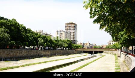 Ponts sur le canal de l'Onyar en passant par Gérone, Catalunya, Espagne, Europe Banque D'Images