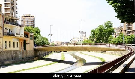 Ponts sur le canal de l'Onyar en passant par Gérone, Catalunya, Espagne, Europe Banque D'Images