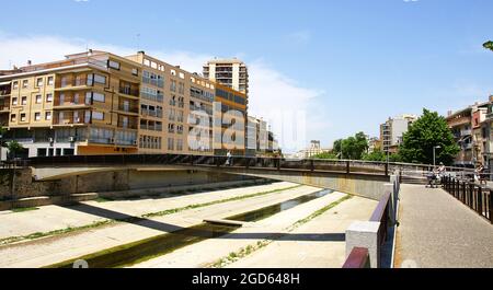 Ponts sur le canal de l'Onyar en passant par Gérone, Catalunya, Espagne, Europe Banque D'Images