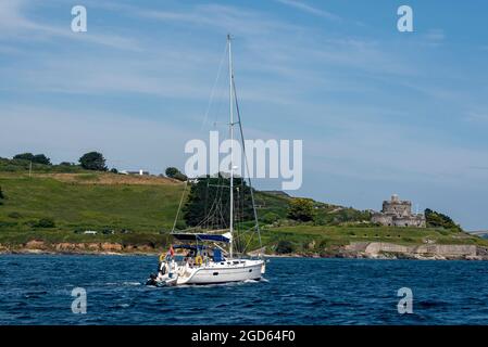 St Mawes, Cornouailles, Angleterre, Royaume-Uni. 2021. Bateau à voile sous puissance sur les routes de Carrick comme il joint la rivière FAL approchant le château de St Mawes une ancienne artille Banque D'Images