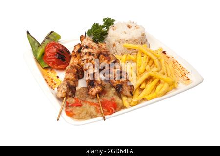 kebab au poulet. plaque de kebab au poulet avec frites au riz, poivre, aubergine. kebab au poulet, barbecue au poulet Banque D'Images