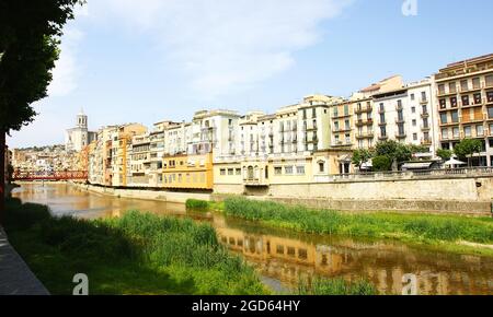 Rivière Onyar avec des reflets de bâtiments colorés à Gérone, Catalogne, Espagne, Europe Banque D'Images