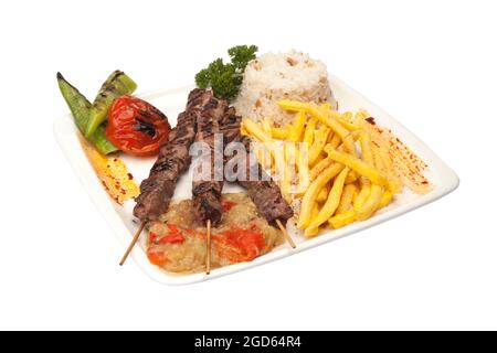 Kebab turc, kebab shish, plaque de kebab shish, avec frites de riz, poivre, aubergine Banque D'Images