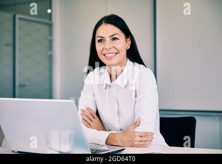 business femme d'affaires chef de réunion bourreau de bureau souriant portrait Banque D'Images