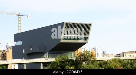 Détail architectural de la façade du Museu del Disseny à Barcelone, Catalogne, Espagne, Europe Banque D'Images