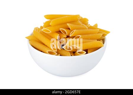 Penne, pâtes penne, penne rigate, dans un bol blanc, sur fond blanc Banque D'Images