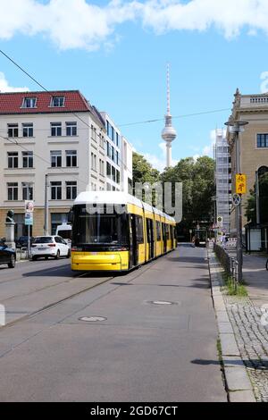 Berlin, Allemagne, 8 août 2021, tramway en attente à Dorotheenstraße avec tour de télévision en arrière-plan. Banque D'Images