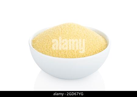 Couscous. Couscous cru dans un bol blanc, sur fond blanc Banque D'Images