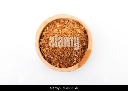 Ras el hanout épices marocaines. Ras el hanout dans un bol en bois, sur fond blanc. Épice marocain. Photo macro ras el hanout Banque D'Images