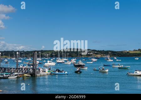 Schull, West Cork, Irlande. 11 août 2021. Le soleil se couche à Schull aujourd'hui, qui a fait sortir de nombreux habitants et vacanciers. Beaucoup de gens ont pris à l'eau dans les bateaux de plaisance. Crédit : AG News/Alay Live News Banque D'Images