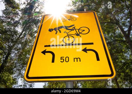 Signalisation routière en chemin avec des informations d'avertissement pour les cyclistes sur le risque de chute Banque D'Images