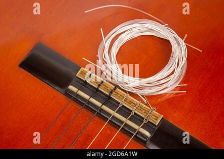 nouvelles cordes en nylon pour guitare classique Photo Stock - Alamy