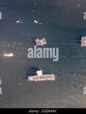 Vue aérienne de la structure du lac flottant pour les cultures de pêche à Setubal, Portugal Banque D'Images