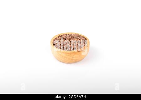 graines de lin. graines de lin dans un bol en bois sur fond blanc. lin, graines. Banque D'Images