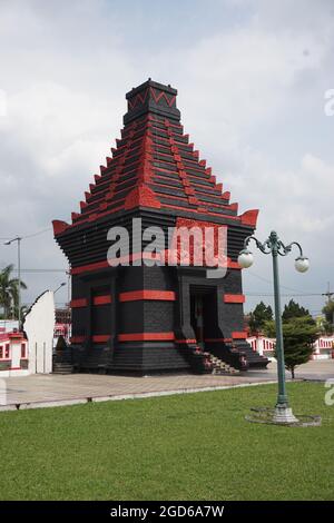 La belle porte de Taman Makam Pahlawan Raden Wijaya sur Blaitar, Java oriental Banque D'Images