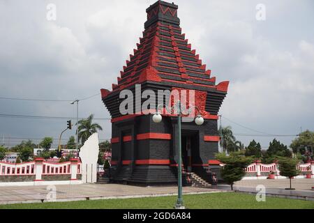 La belle porte de Taman Makam Pahlawan Raden Wijaya sur Blaitar, Java oriental Banque D'Images