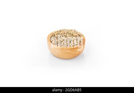 graines de fenouil. graines de fenouil sèches dans un bol en bois sur fond blanc. fenouil Banque D'Images