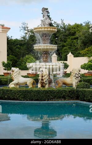 fontaine ornée ; 3 niveaux, eau en mouvement, étang, réflexion, sculptures de lion, jardin de la Renaissance italienne; jardins de Hamilton; Hamilton; Nouvelle-Zélande Banque D'Images