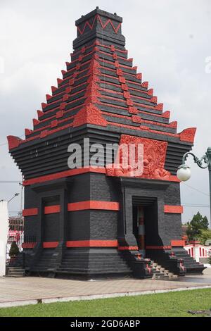 La belle porte de Taman Makam Pahlawan Raden Wijaya sur Blaitar, Java oriental Banque D'Images