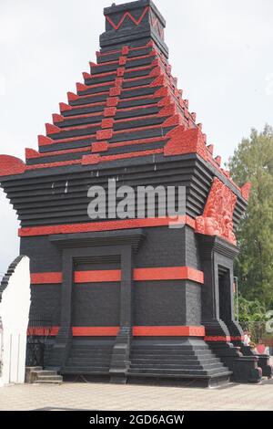 La belle porte de Taman Makam Pahlawan Raden Wijaya sur Blaitar, Java oriental Banque D'Images