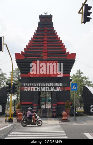 La belle porte de Taman Makam Pahlawan Raden Wijaya sur Blaitar, Java oriental Banque D'Images