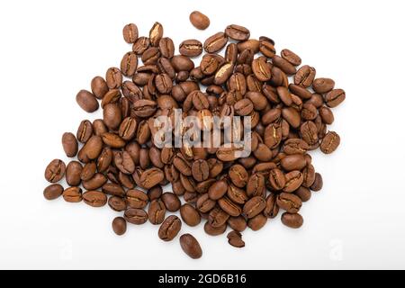 grains de café. grains de café sur fond blanc. café torréfié. grains de café épars, grains de café macro Banque D'Images