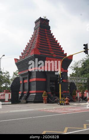 La belle porte de Taman Makam Pahlawan Raden Wijaya sur Blaitar, Java oriental Banque D'Images