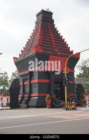 La belle porte de Taman Makam Pahlawan Raden Wijaya sur Blaitar, Java oriental Banque D'Images